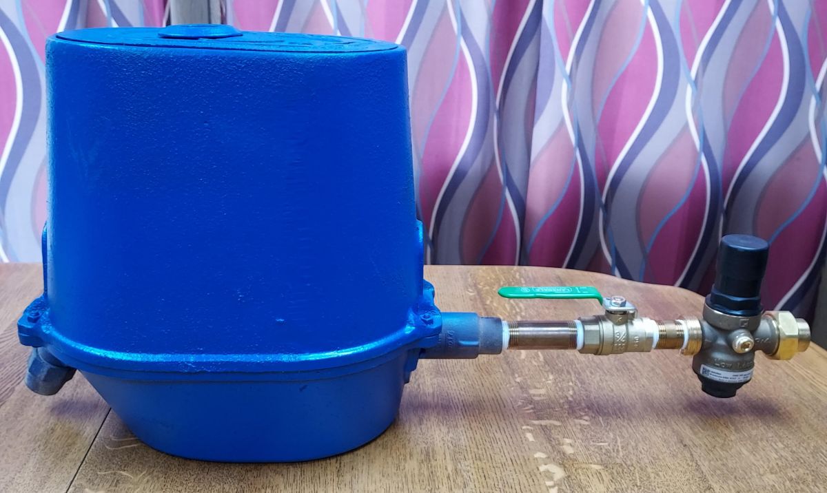 Water meter can with cut-off and pressure regulator